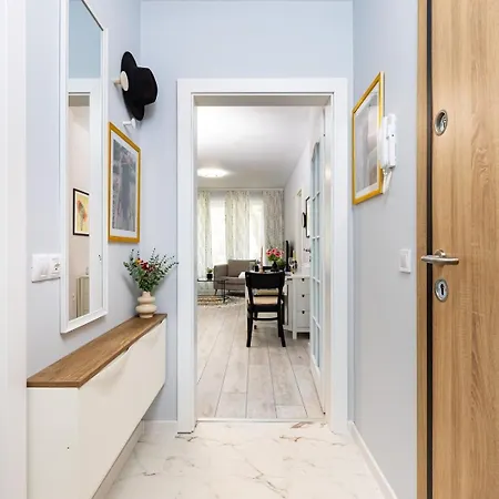 Апартаменты Gorgeous Yanevi 2 Bedroom & Parking *