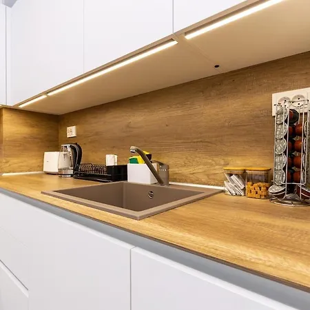 Gorgeous Yanevi 2 Bedroom & Parking * بلوفديف