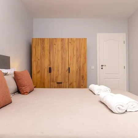 Gorgeous Yanevi 2 Bedroom & Parking Lägenhet