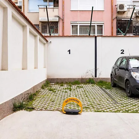 Апартамент Gorgeous Yanevi 2 Bedroom & Parking