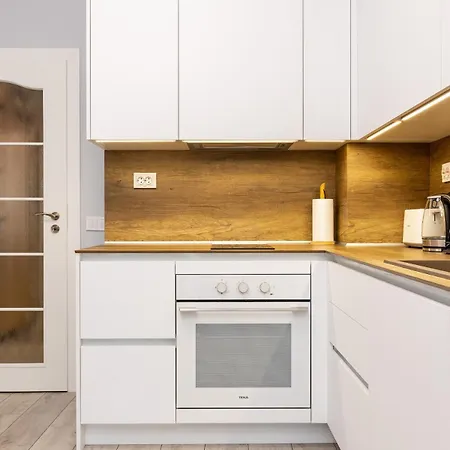 Апартамент Gorgeous Yanevi 2 Bedroom & Parking *
