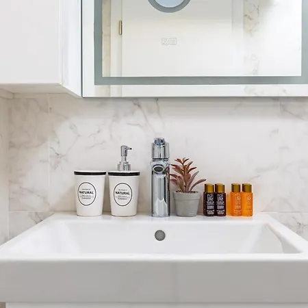 Gorgeous Yanevi 2 Bedroom & Parking بلوفديف