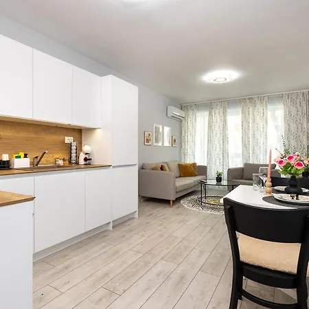 Gorgeous Yanevi 2 Bedroom & Parking بلوفديف