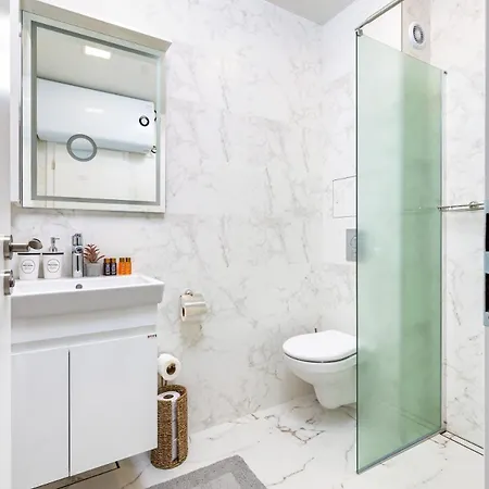 Gorgeous Yanevi 2 Bedroom & Parking Апартамент