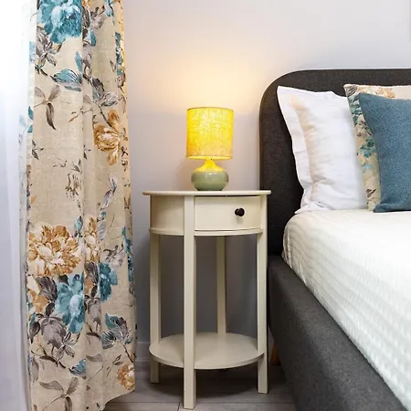 Gorgeous Yanevi 2 Bedroom & Parking شقة *